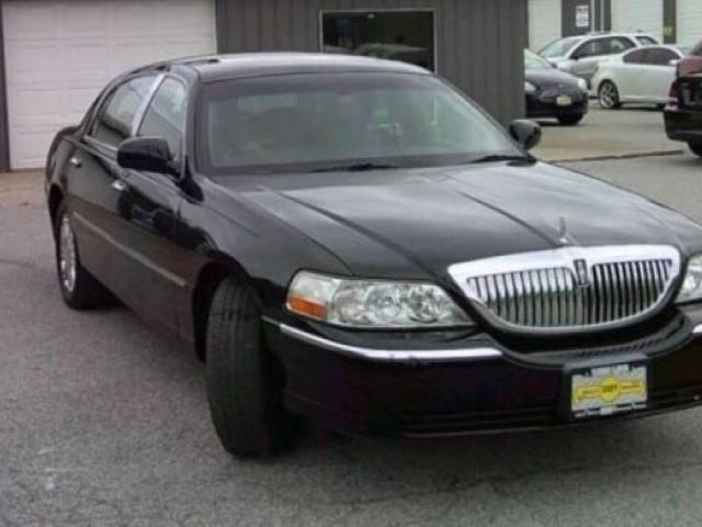  Salvage Lincoln Towncar