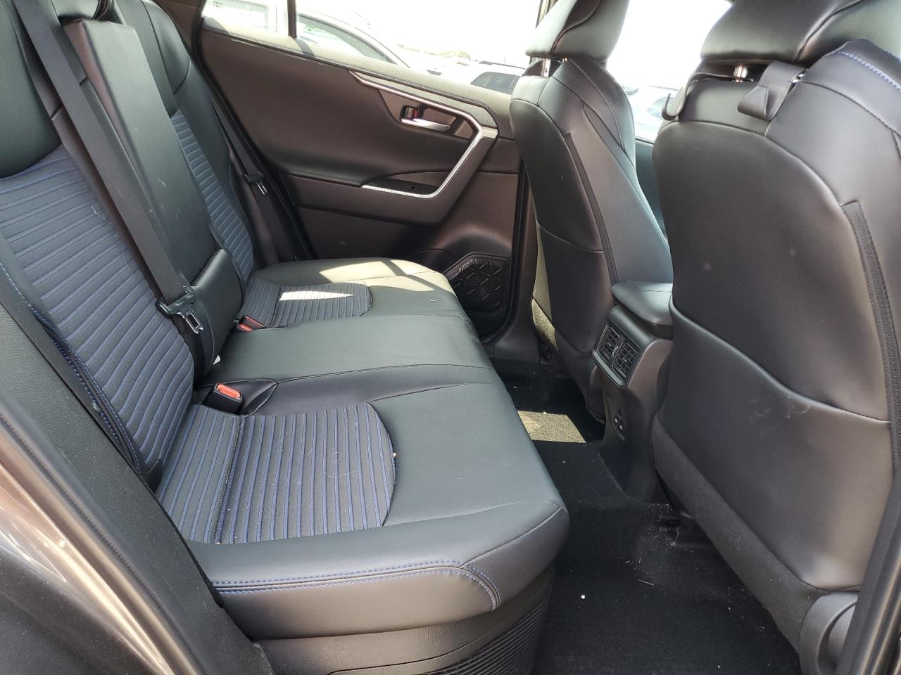 Toyota RAV4 Xse Image 8