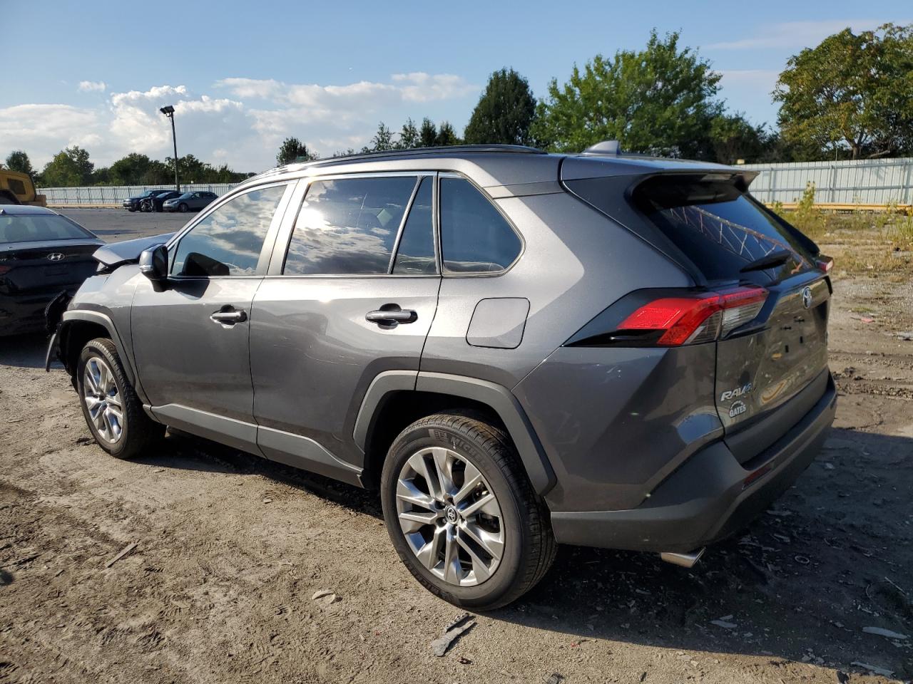 Toyota RAV4 Xle Premium Image 9