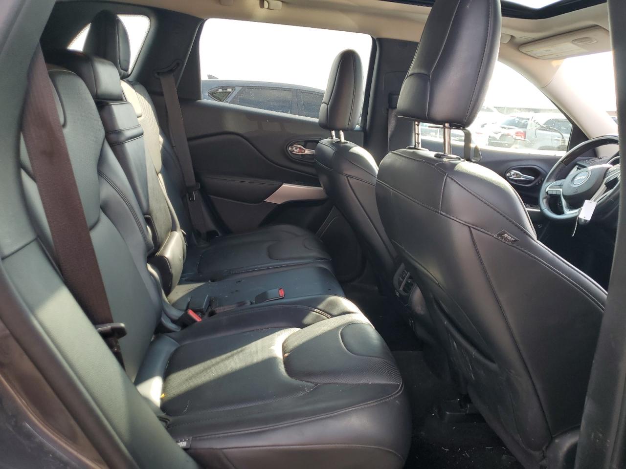 Jeep Cherokee Overland Image 11