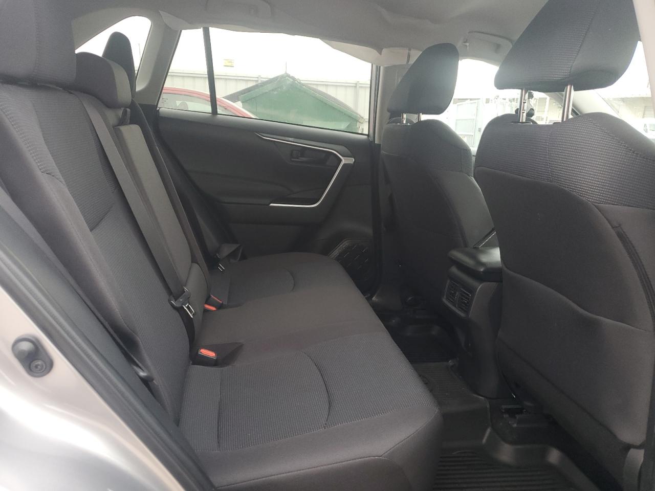 Toyota RAV4 Le Image 12