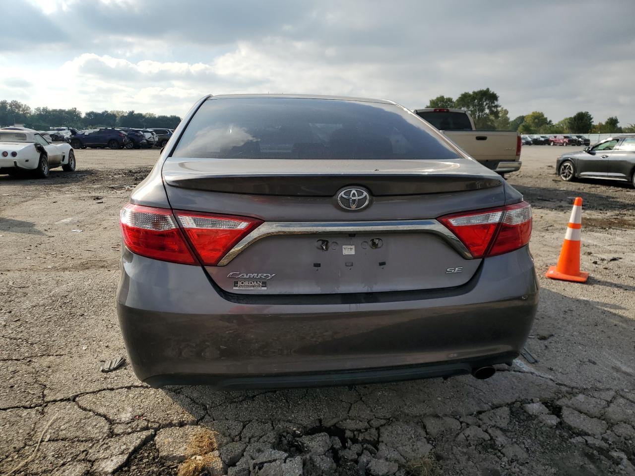 Toyota Camry Le Image 12