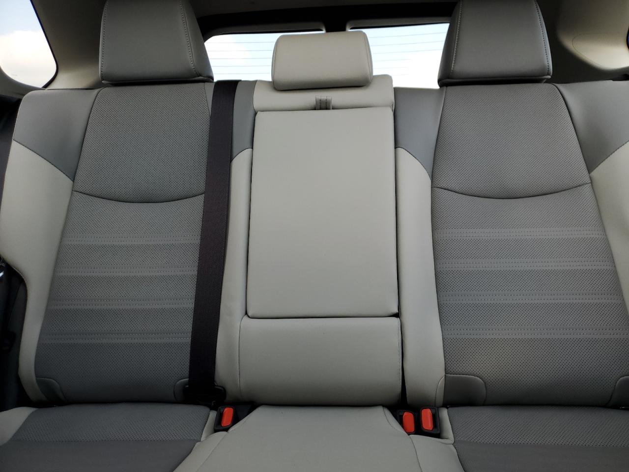 Toyota RAV4 Limited Image 9