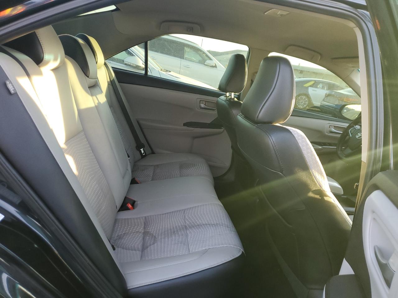 Toyota Camry Le Image 10