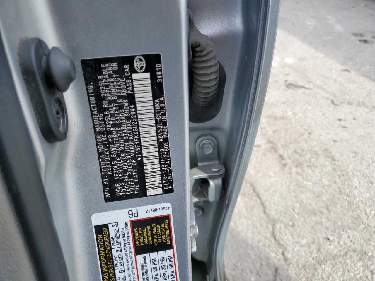 Toyota Camry Le Image 9