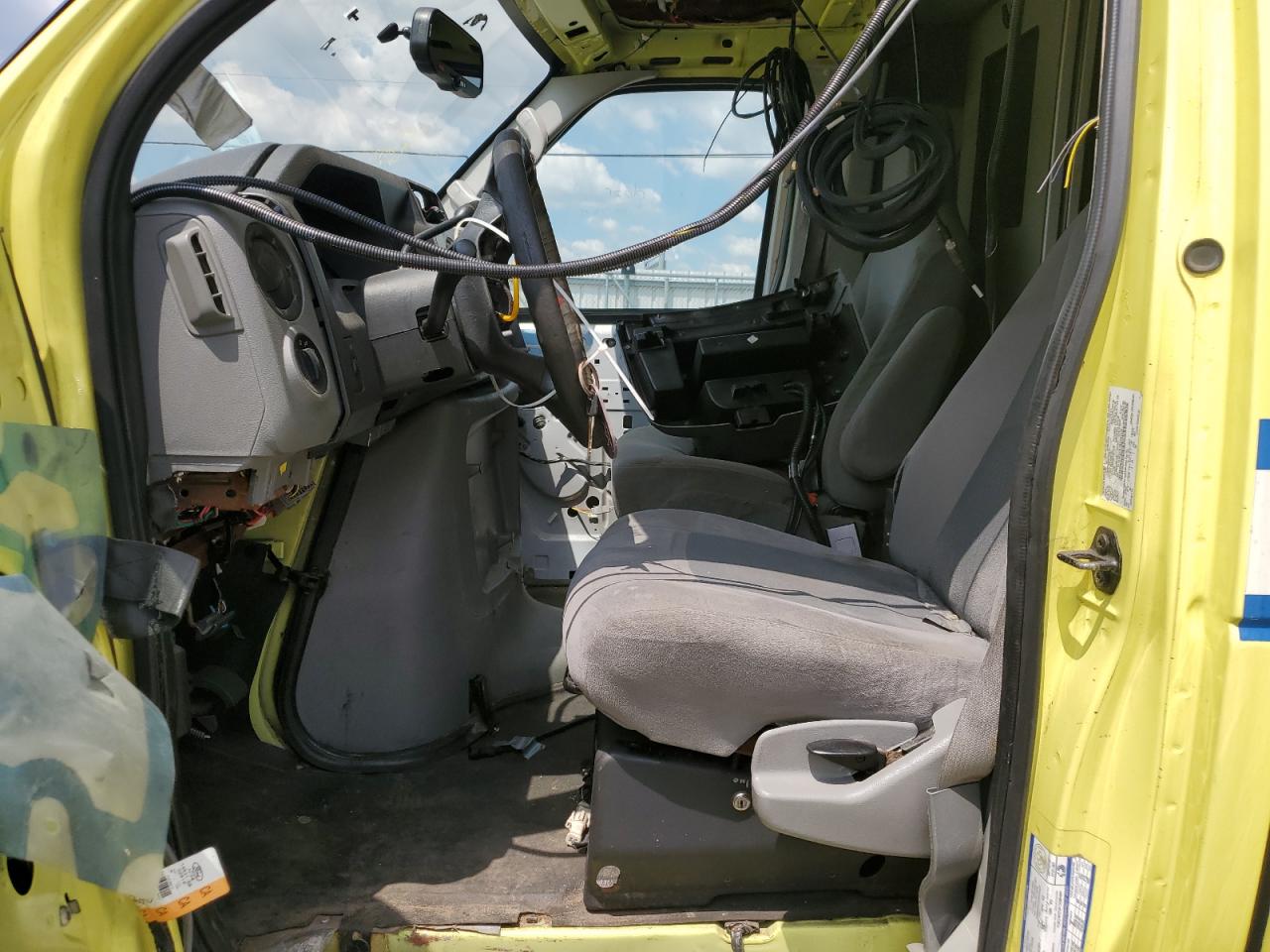 Ford Econoline E350 Super Duty Cutaway Van Image 10