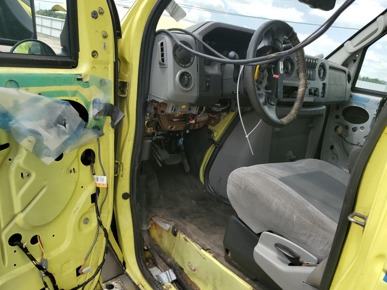 Ford Econoline E350 Super Duty Cutaway Van Image 2