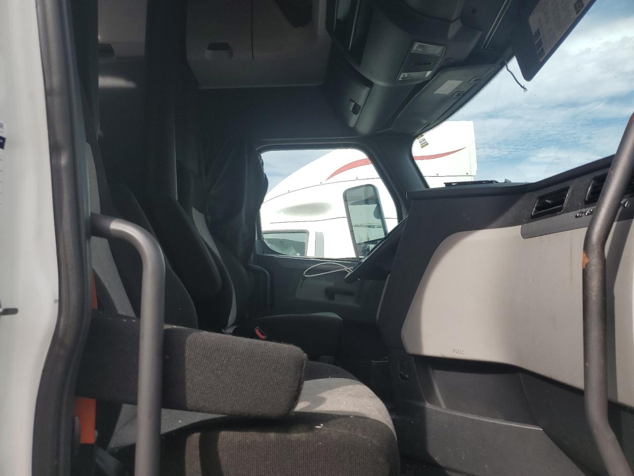 Freightliner Cascadia 1 Image 2