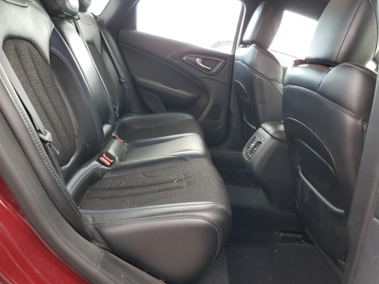 Chrysler 200 S Image 9