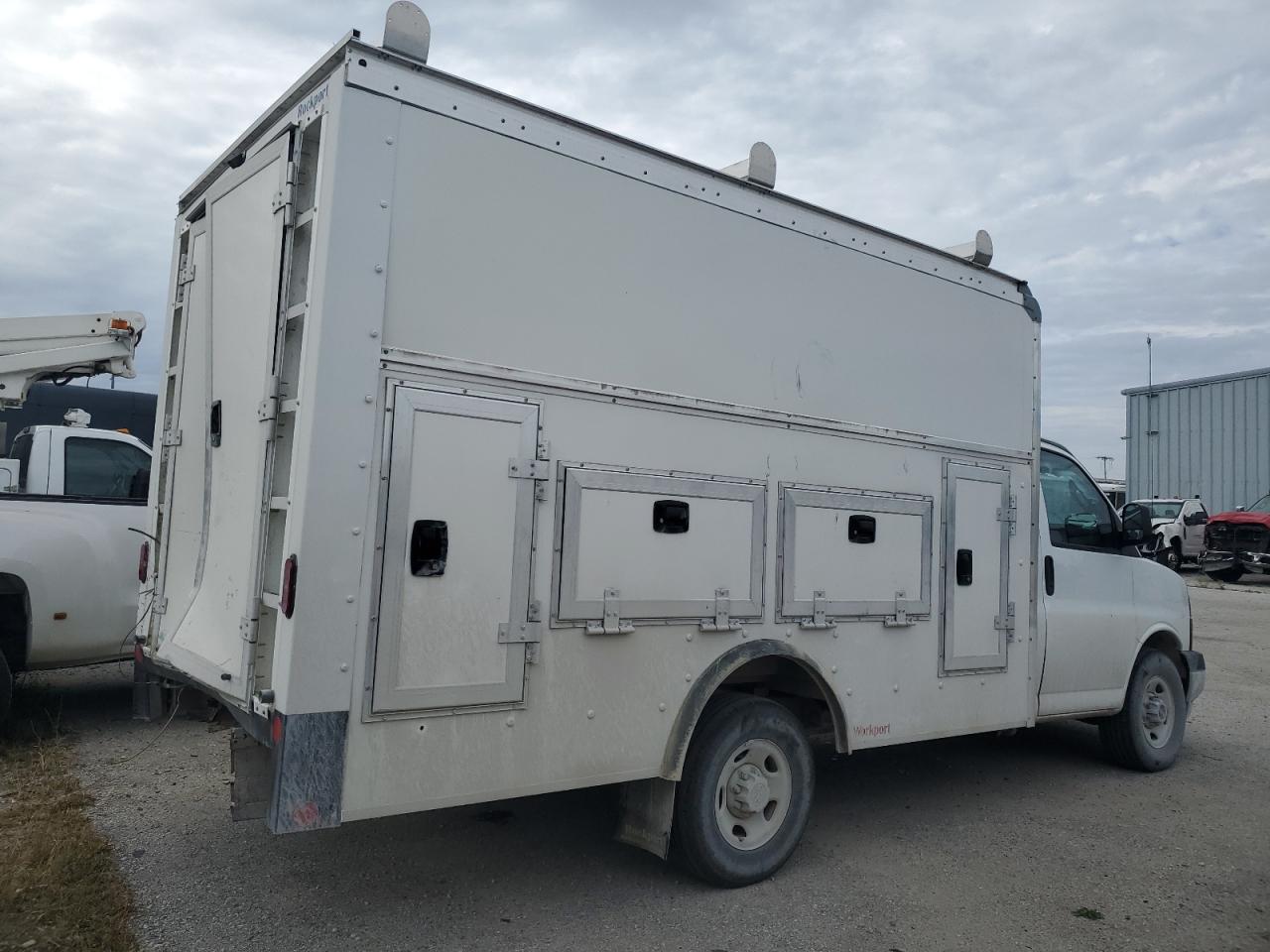 GMC Savana Cutaway G3500 Image 5