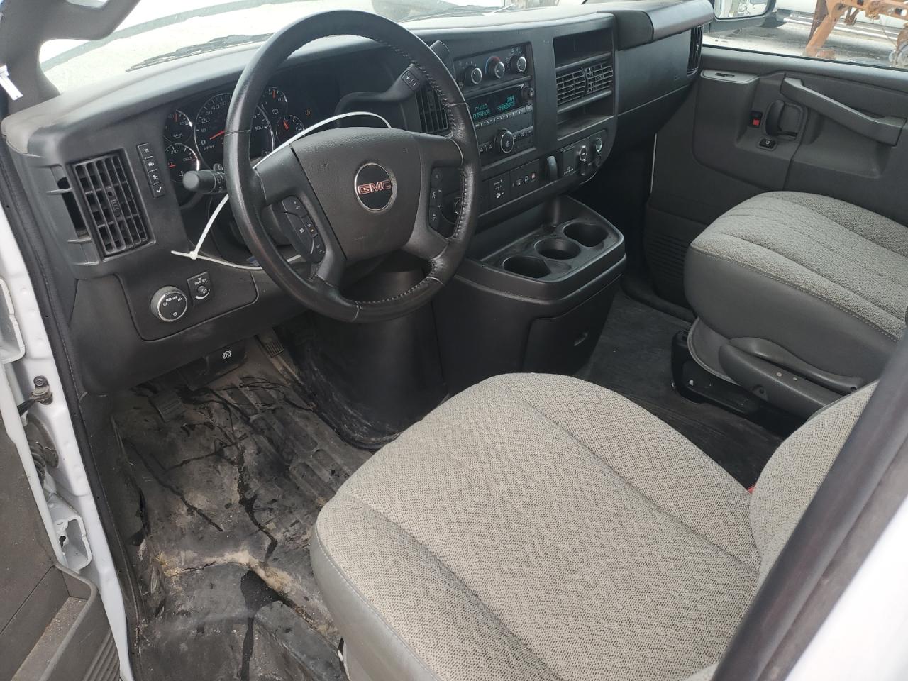 GMC Savana Cutaway G3500 Image 8