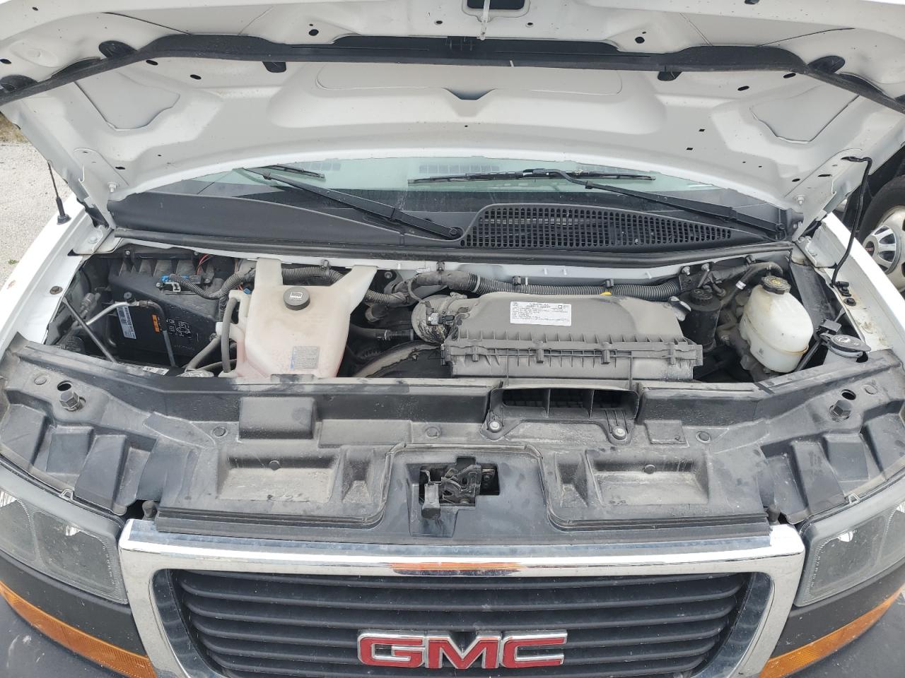 GMC Savana Cutaway G3500 Image 10