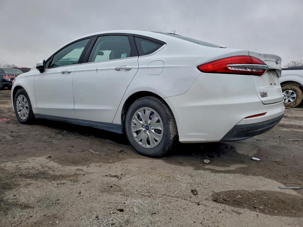 Ford Fusion S Image 3