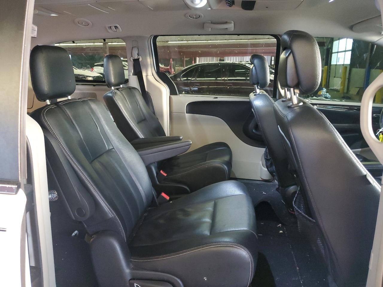 Chrysler Minivan Touring Image 9