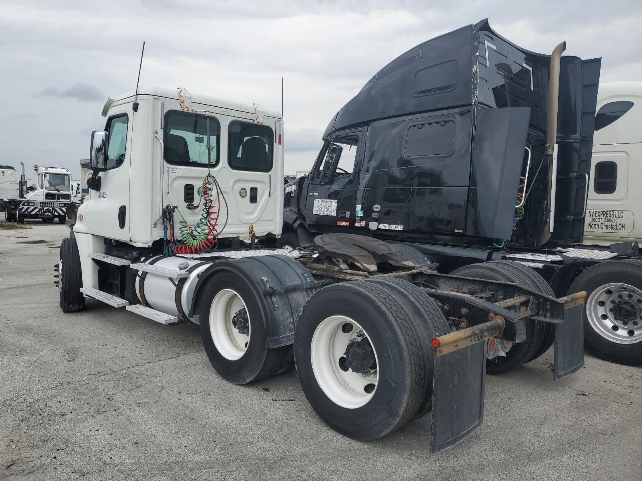 Freightliner Cascadia 1 Image 2
