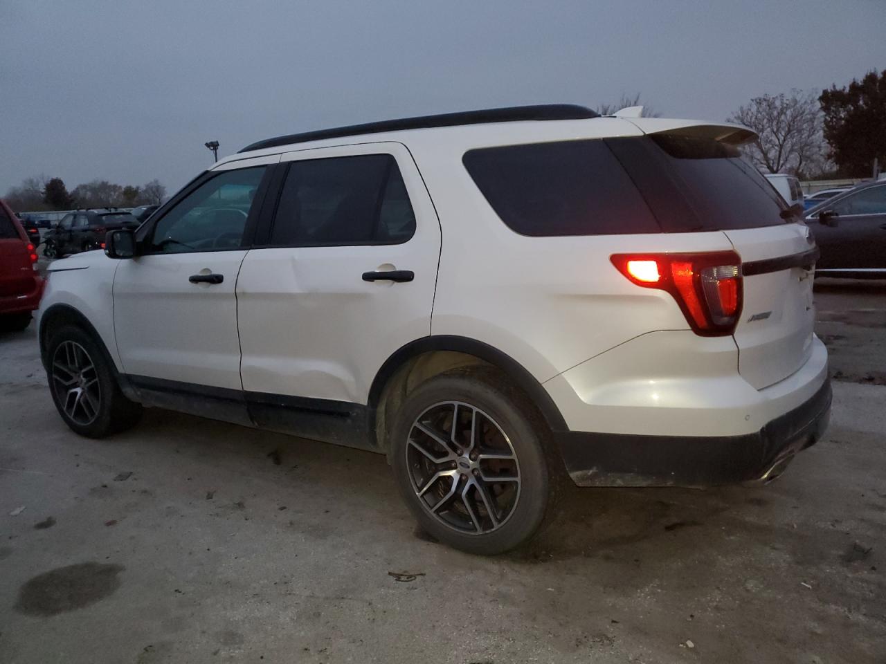 Ford Explorer Sport Image 13