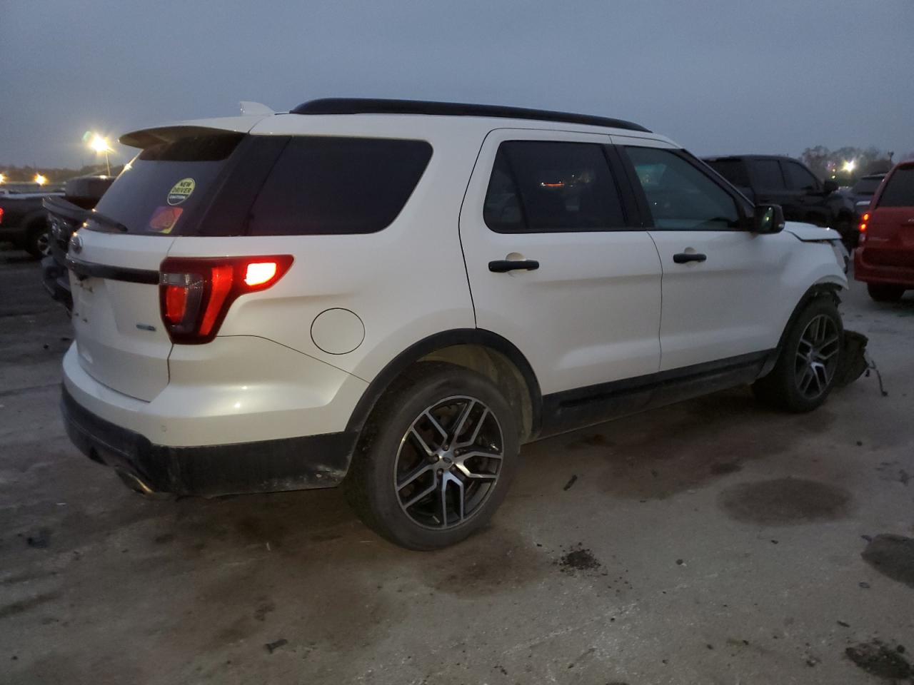 Ford Explorer Sport Image 11