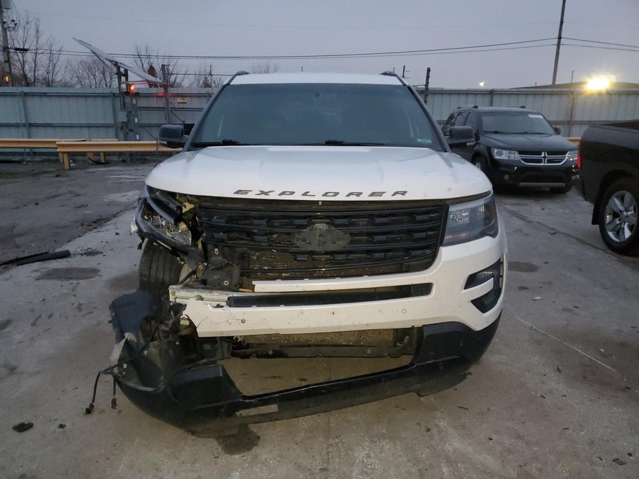 Ford Explorer Sport Image 9