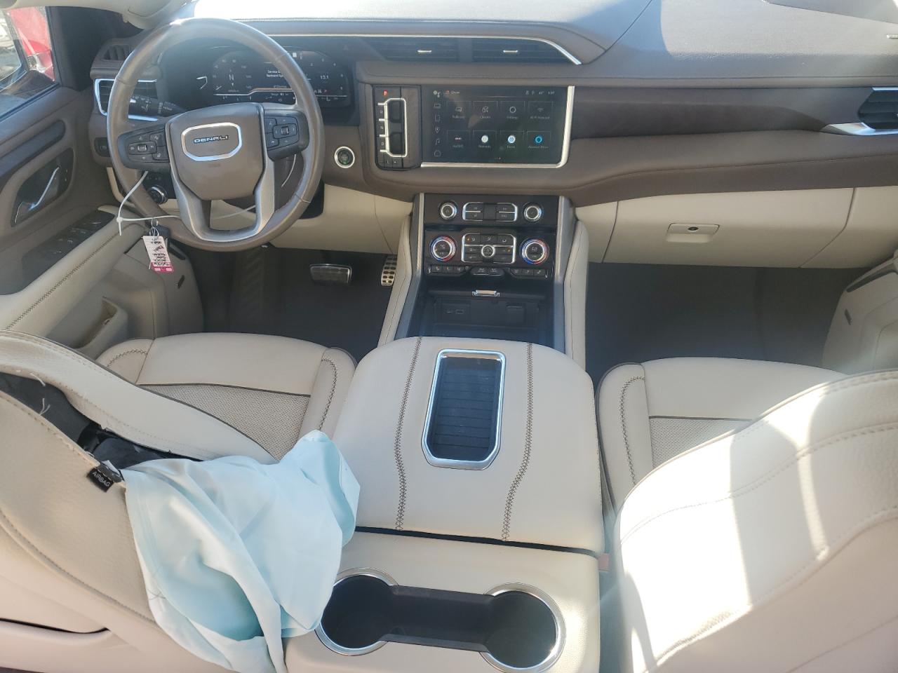 GMC Yukon Denali Image 4