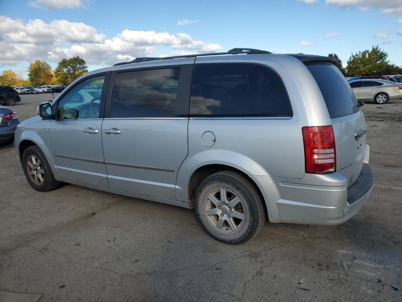 Chrysler Minivan Touring Image 6