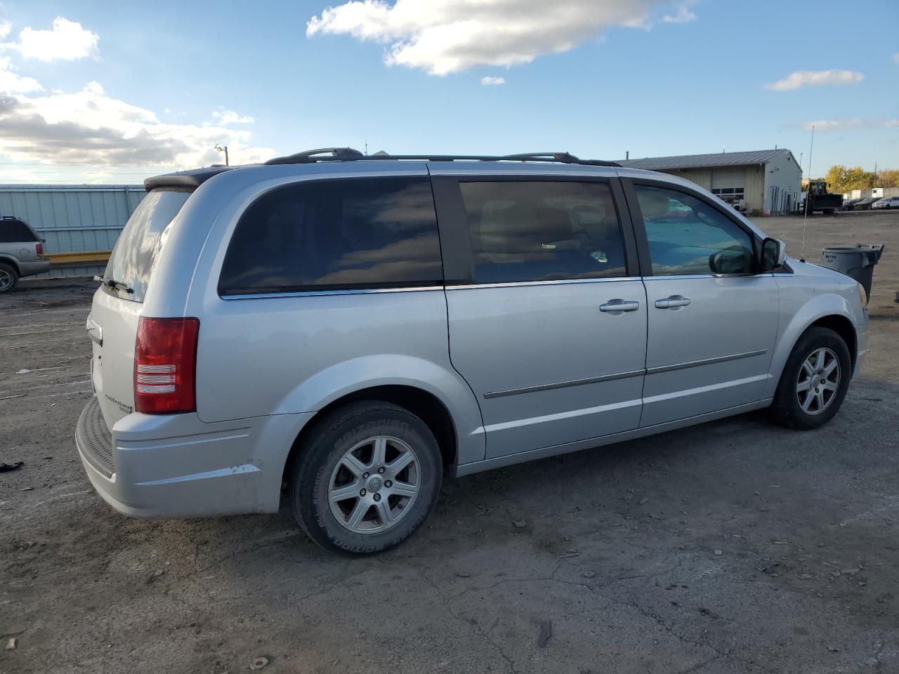 Chrysler Minivan Touring Image 7