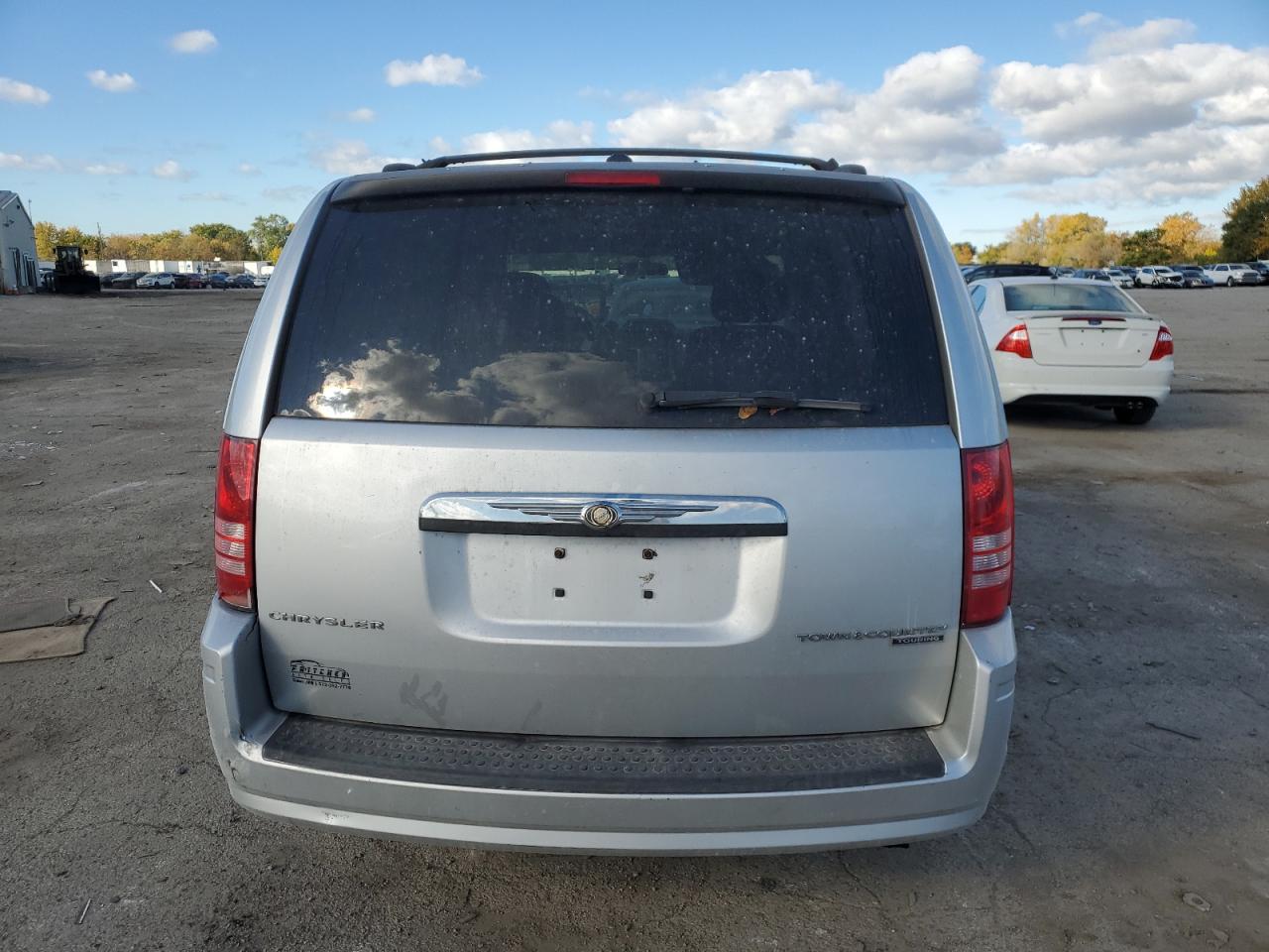 Chrysler Minivan Touring Image 5