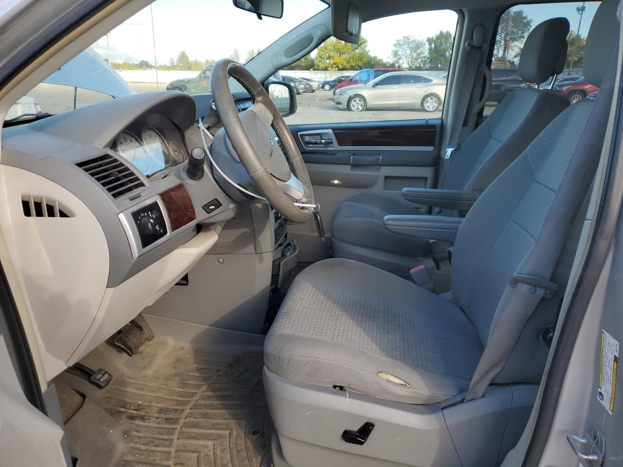 Chrysler Minivan Touring Image 11