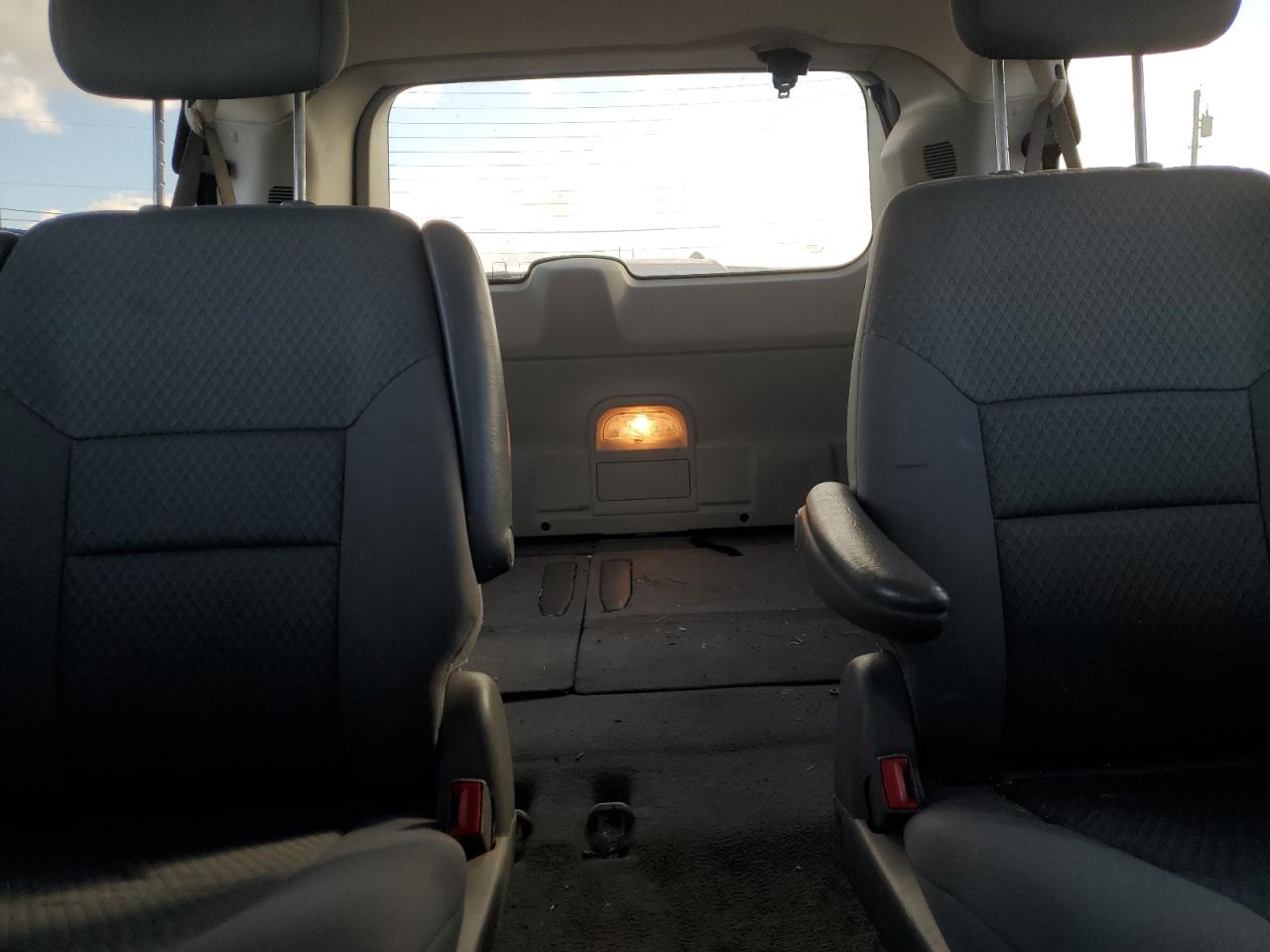 Chrysler Minivan Touring Image 10