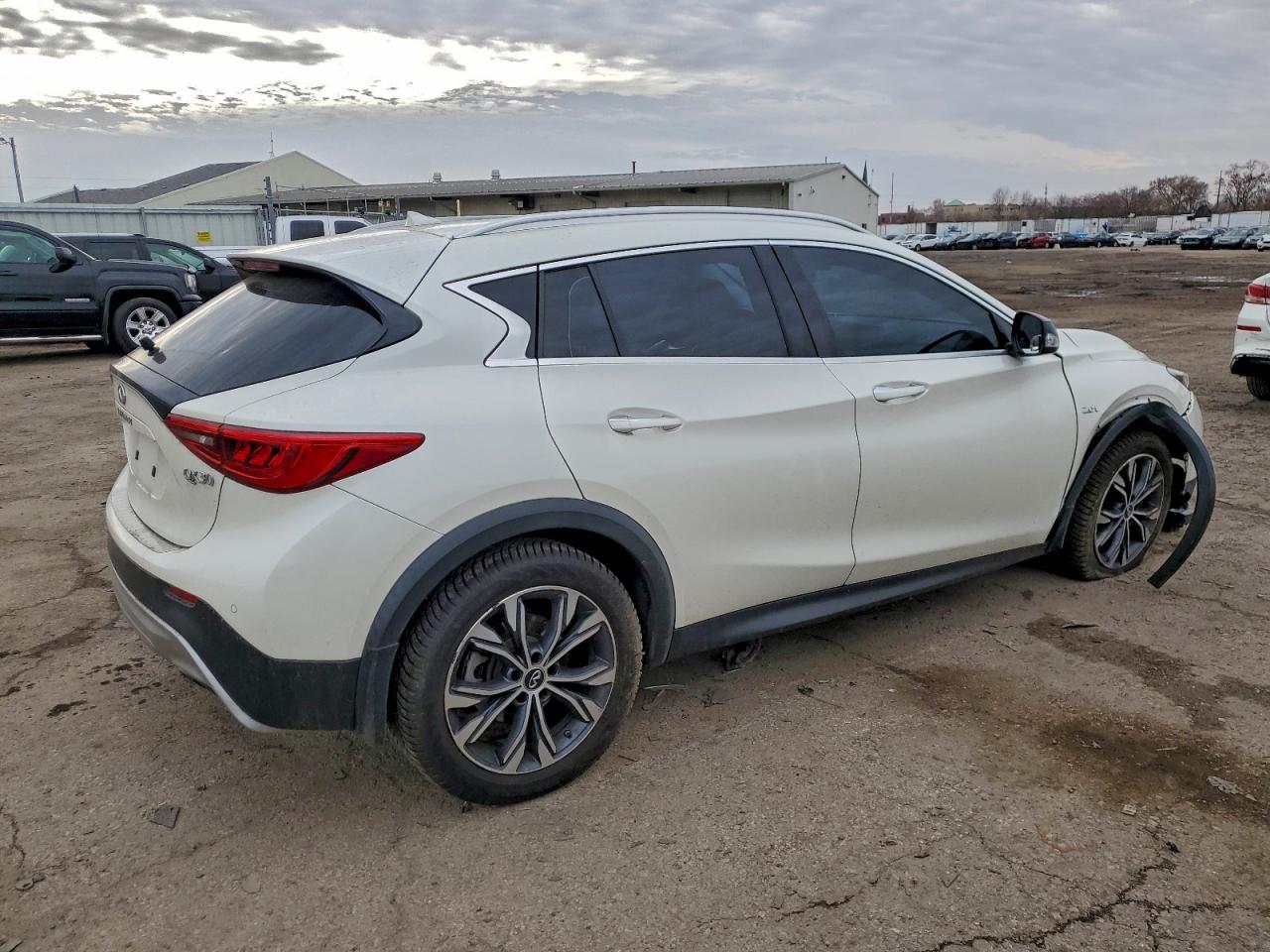 INFINITI Qx Base Image 8