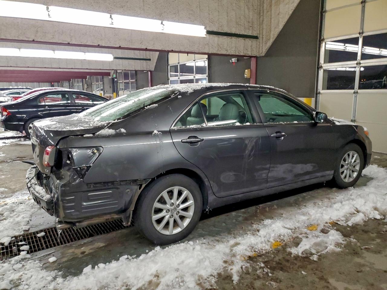 Toyota Camry Base Image 3