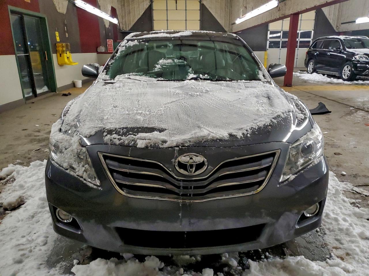 Toyota Camry Base Image 9