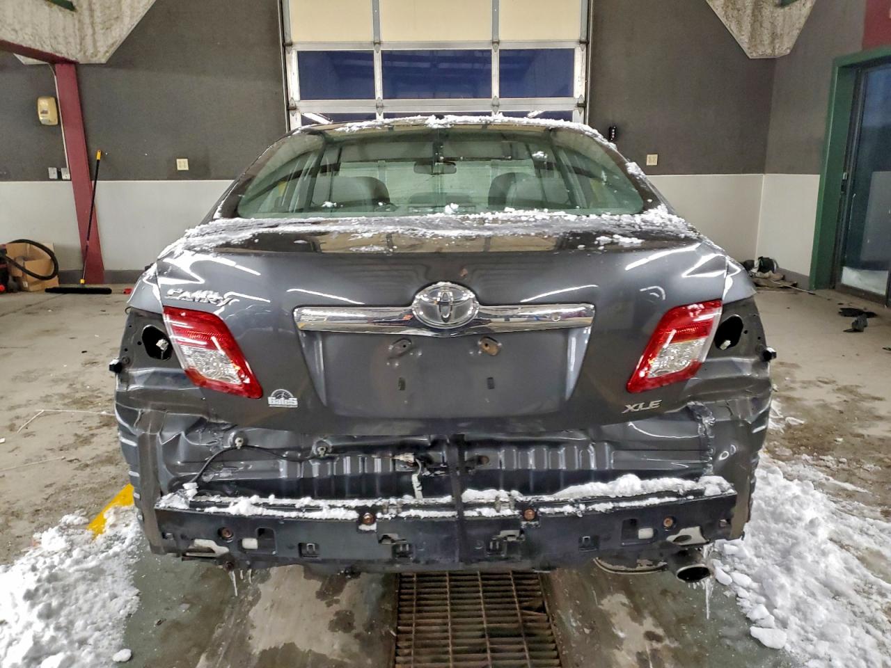 Toyota Camry Base Image 7