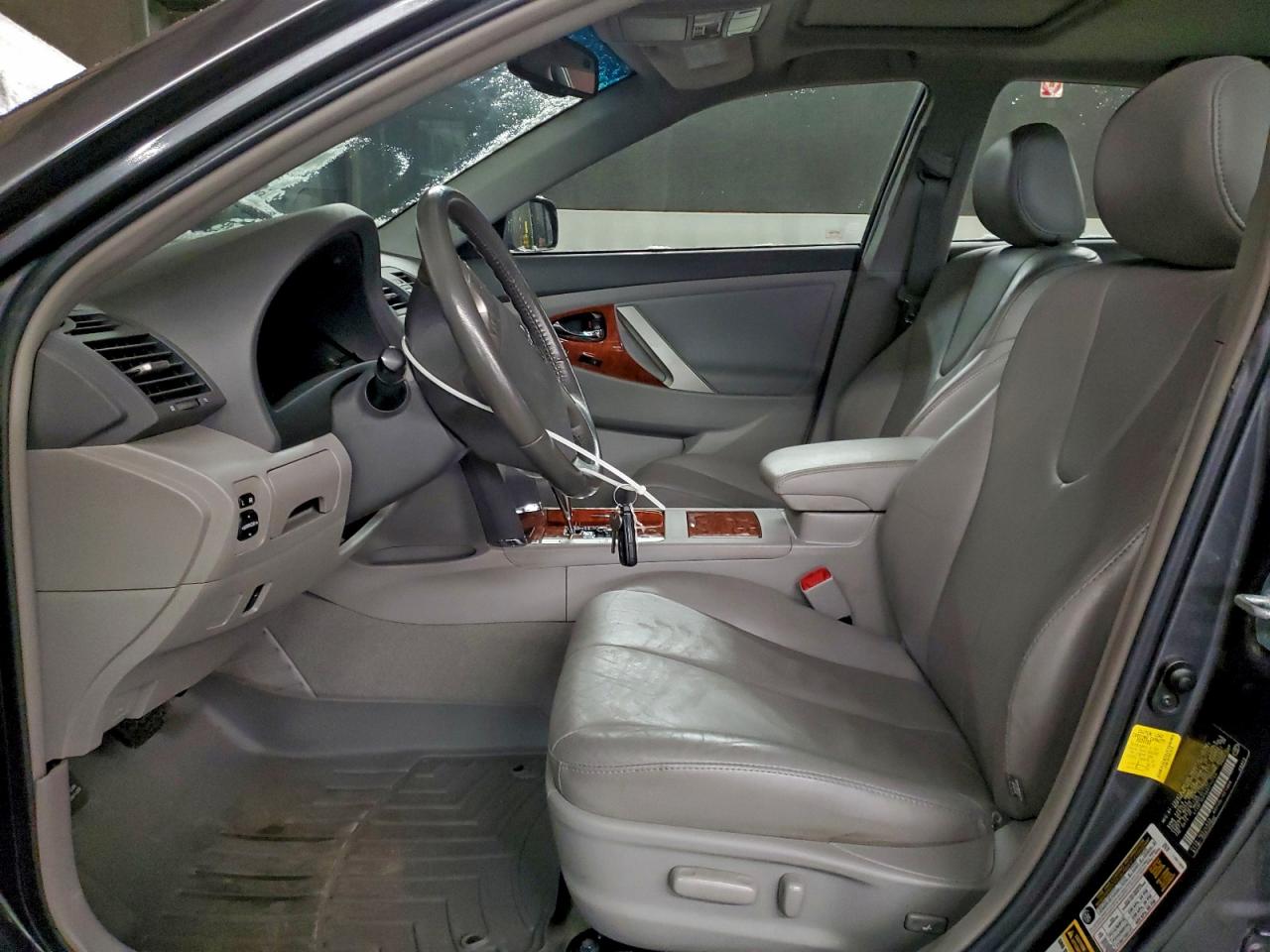Toyota Camry Base Image 2