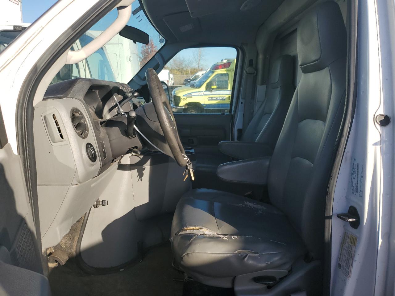 Ford Econoline E350 Super Duty Cutaway Van Image 3