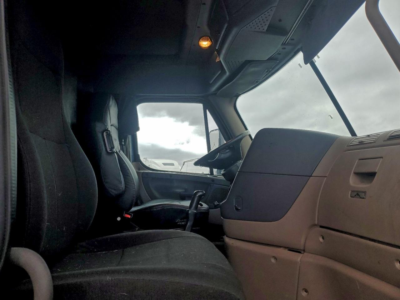 Freightliner Cascadia Image 10