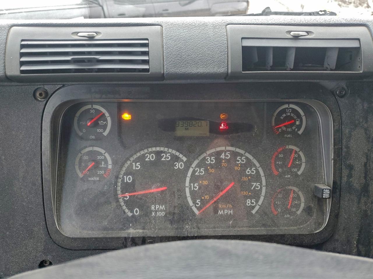 Freightliner Cascadia Image 8