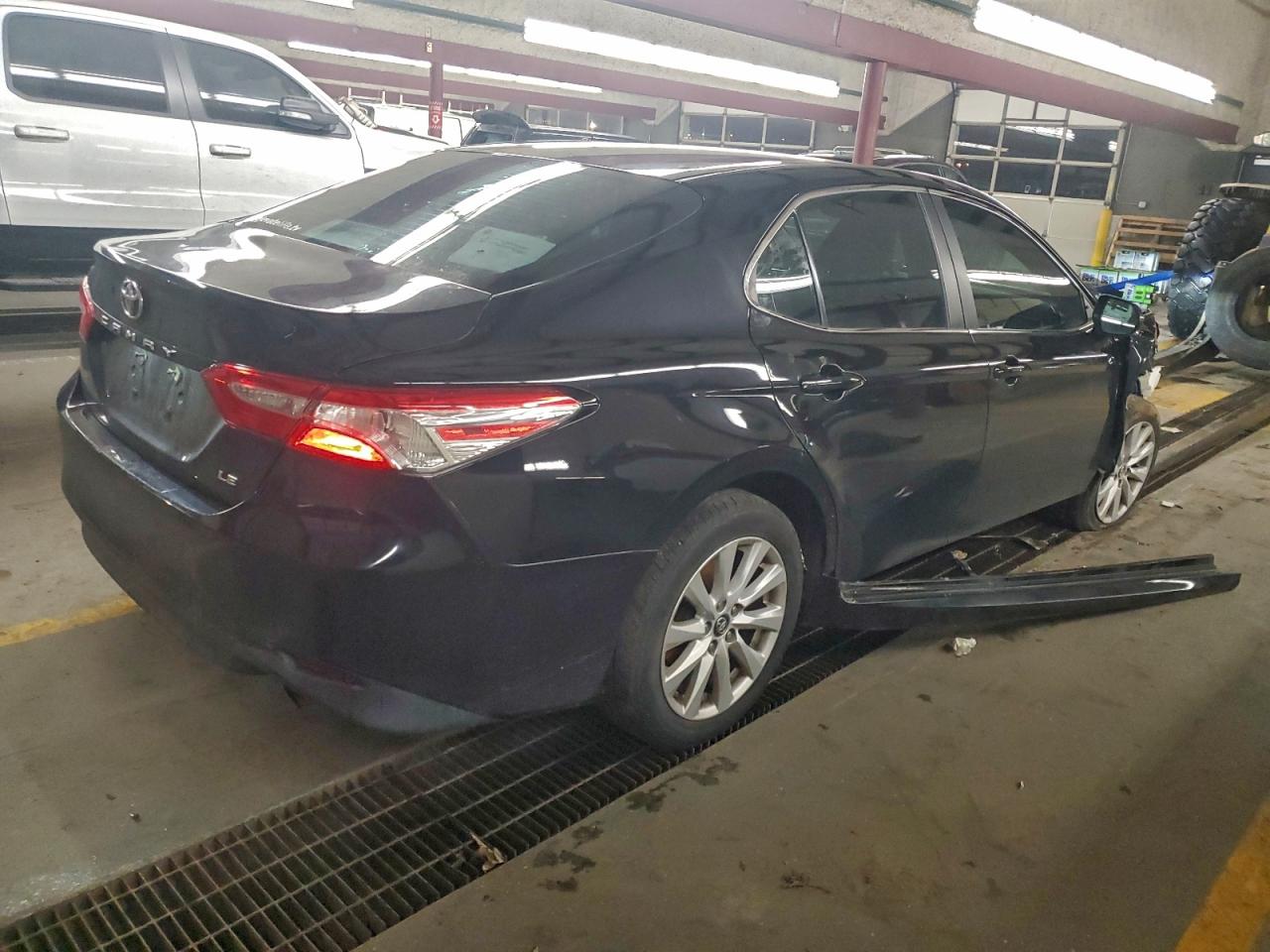 Toyota Camry L Image 4