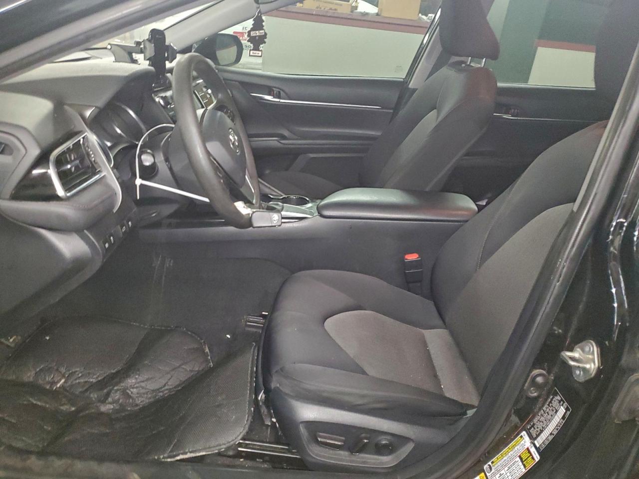 Toyota Camry L Image 7