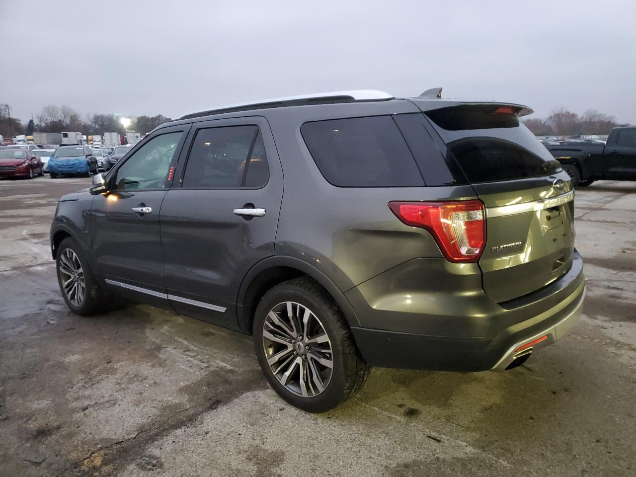 Ford Explorer Platinum Image 2