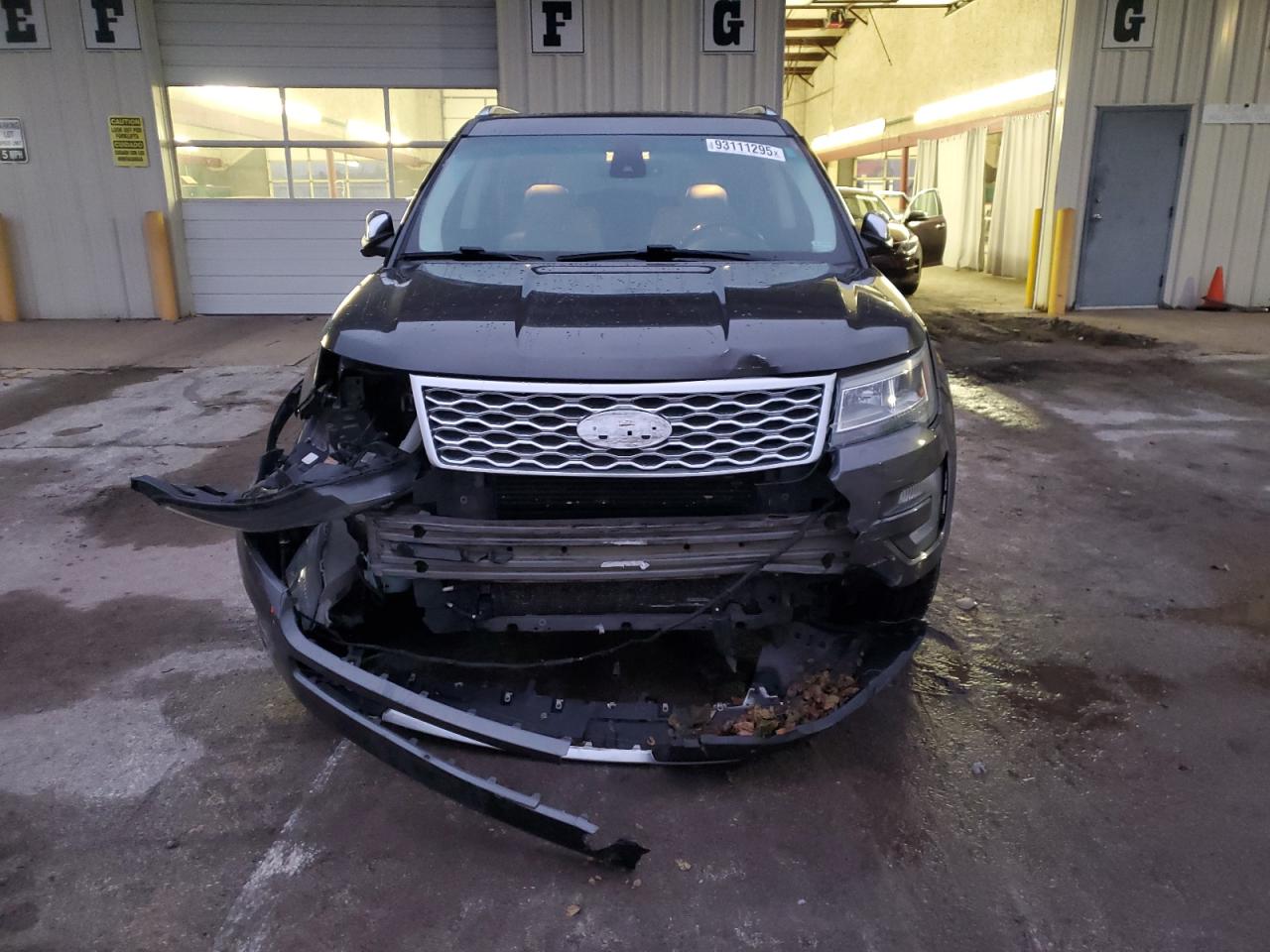 Ford Explorer Platinum Image 4