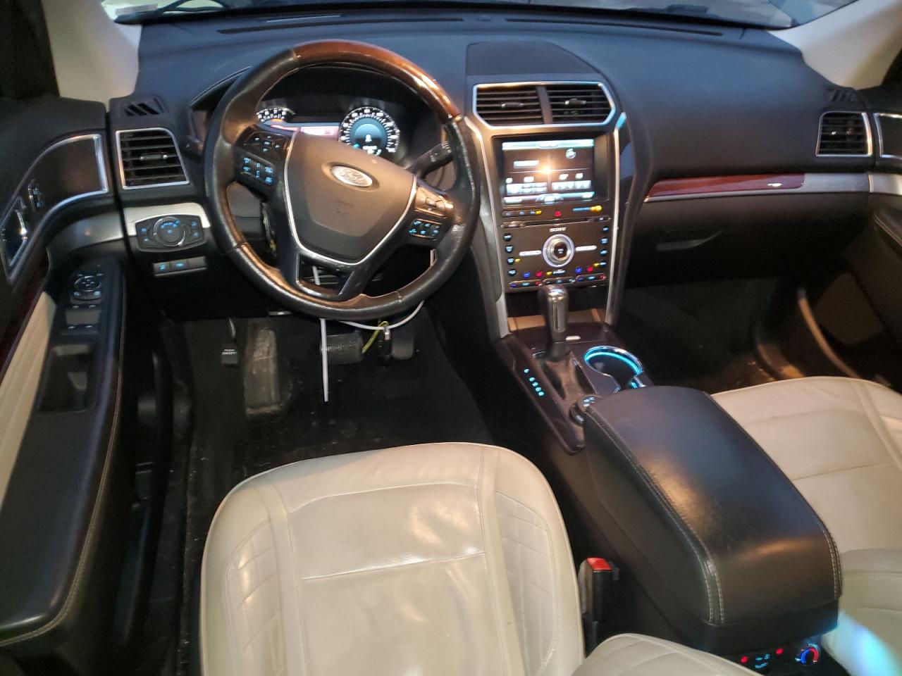 Ford Explorer Platinum Image 5