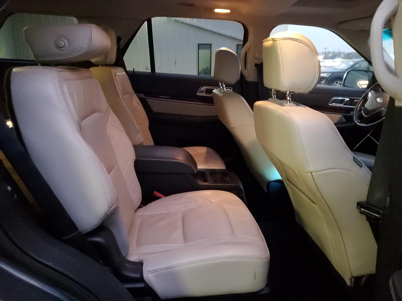 Ford Explorer Platinum Image 11