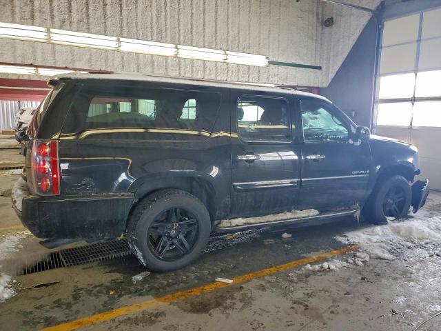 GMC Yukon Denali Image 13