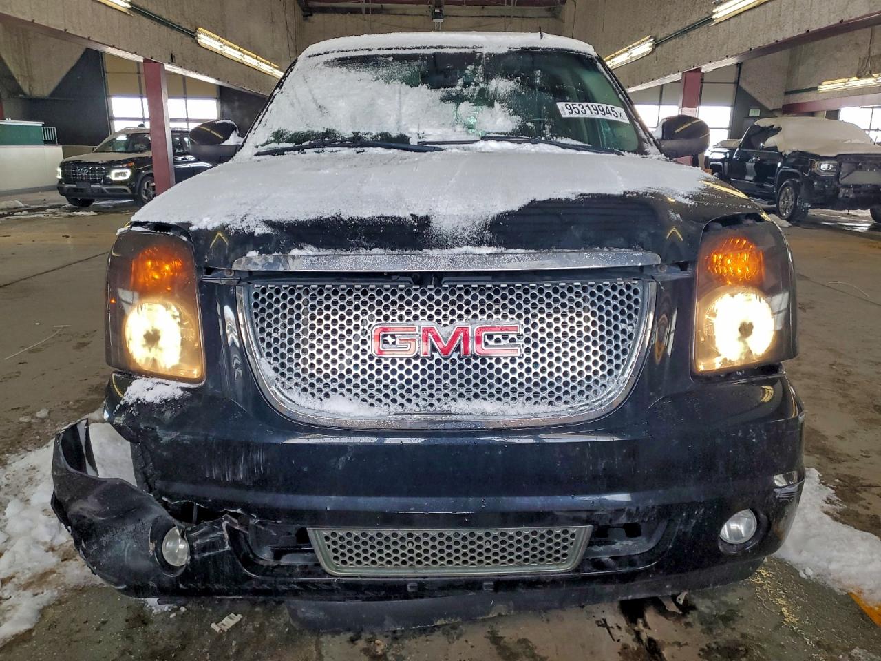 GMC Yukon Denali Image 5