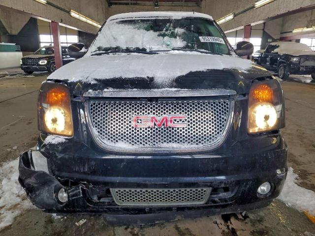GMC Yukon Denali Image 5
