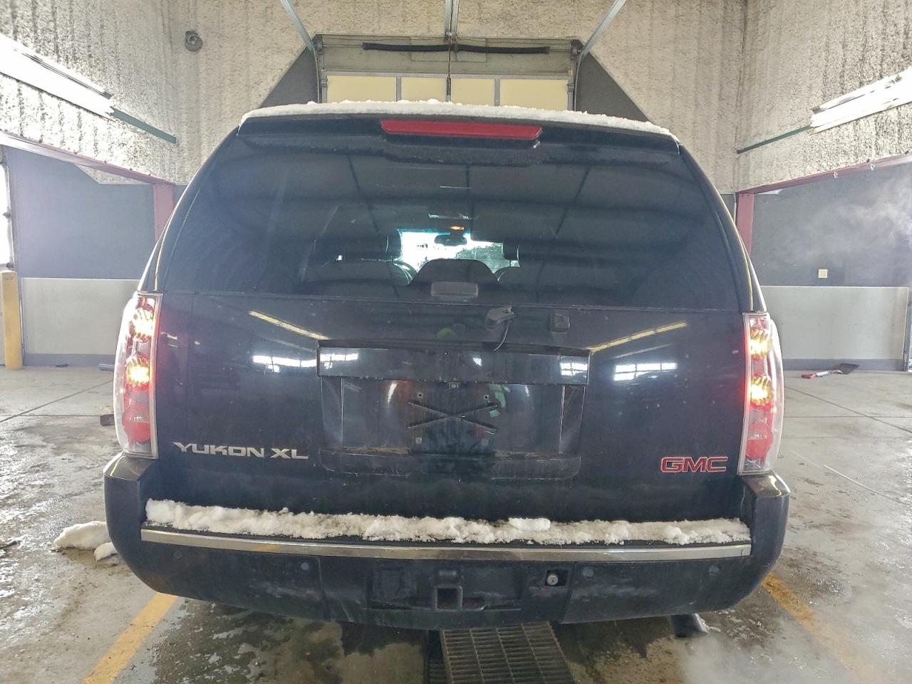 GMC Yukon Denali Image 6