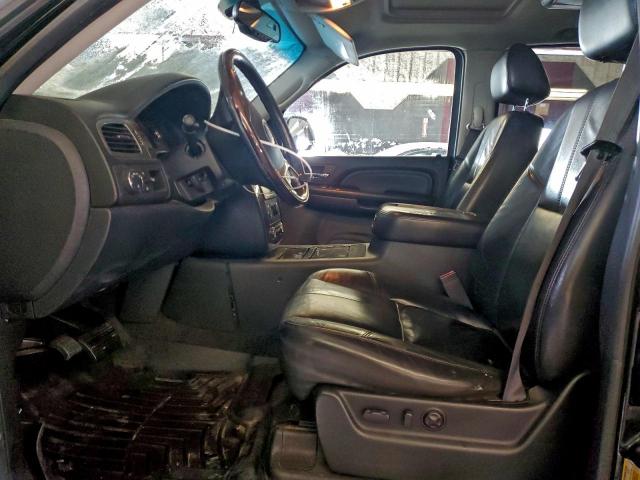 GMC Yukon Denali Image 12