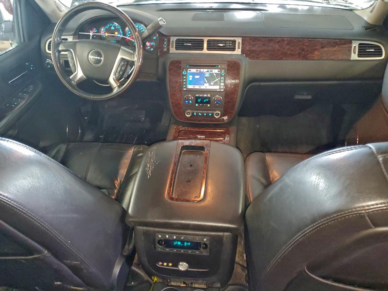 GMC Yukon Denali Image 9