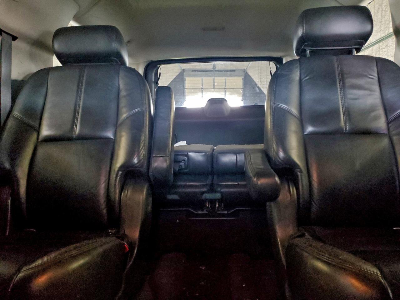 GMC Yukon Denali Image 8