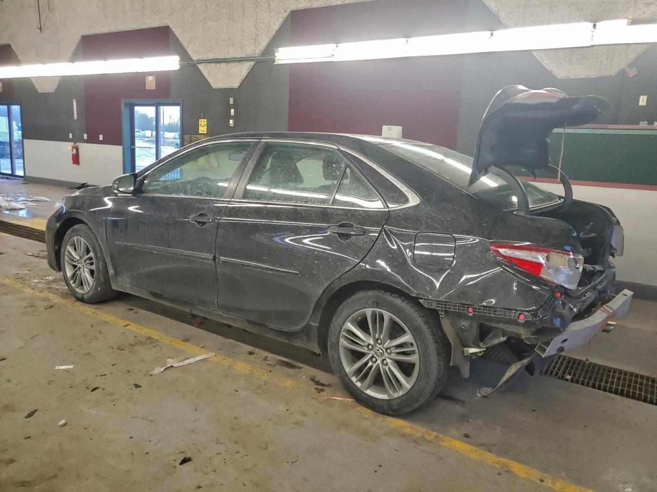 Toyota Camry Le Image 4